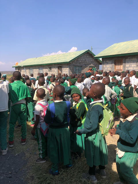 visita a escuela de primaria en nuestro viaje de novios en Tanzania