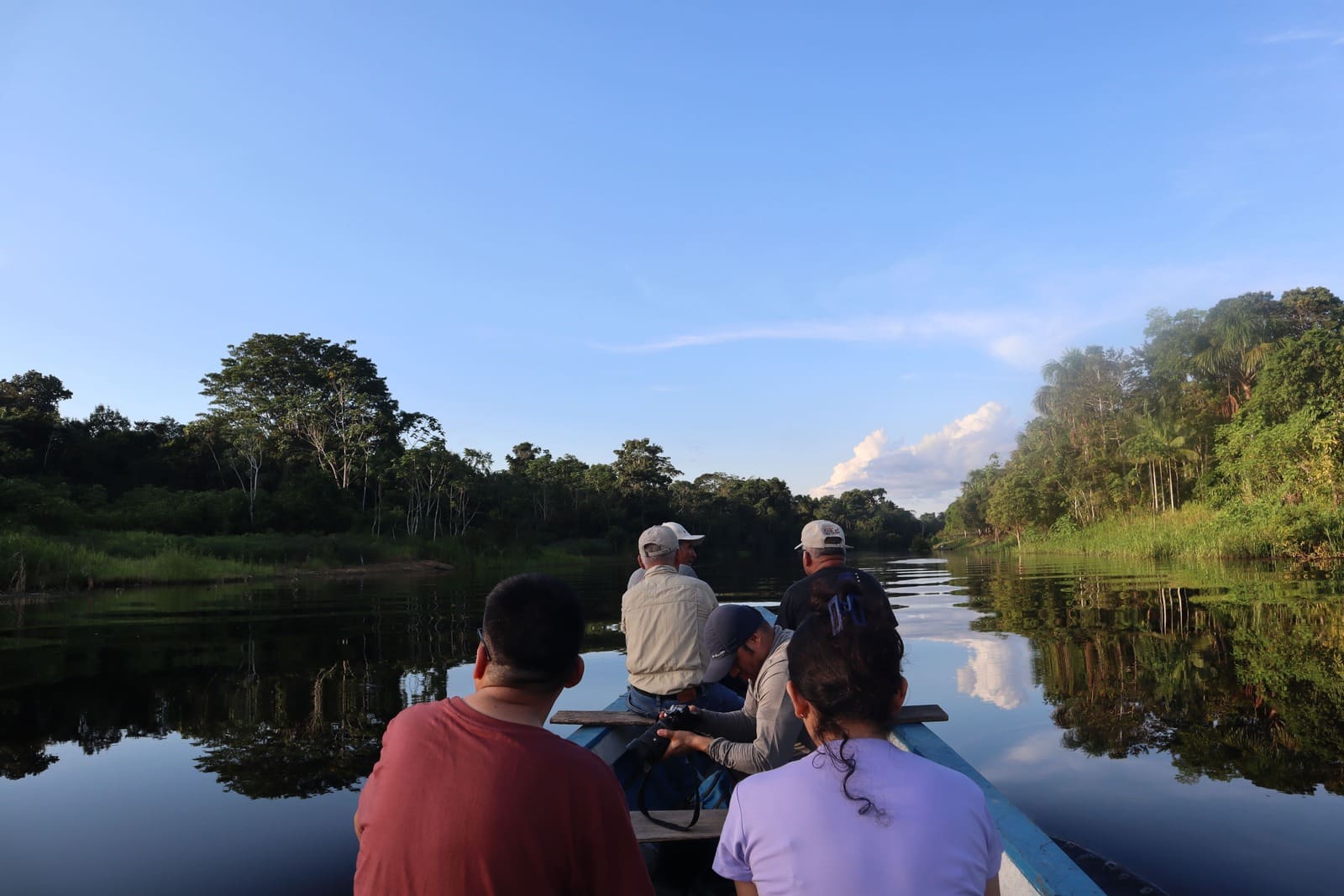 paseando con una embarcación por el amazonas en perú - Iquitos
