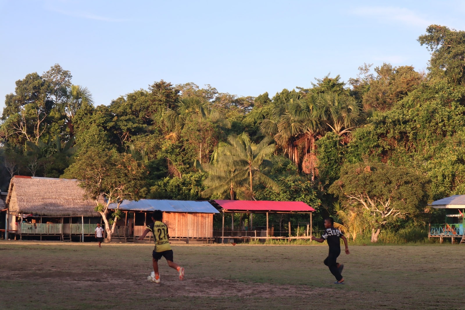 Niños jugando en el poblado de Yarina en el Amazonas Peruano
