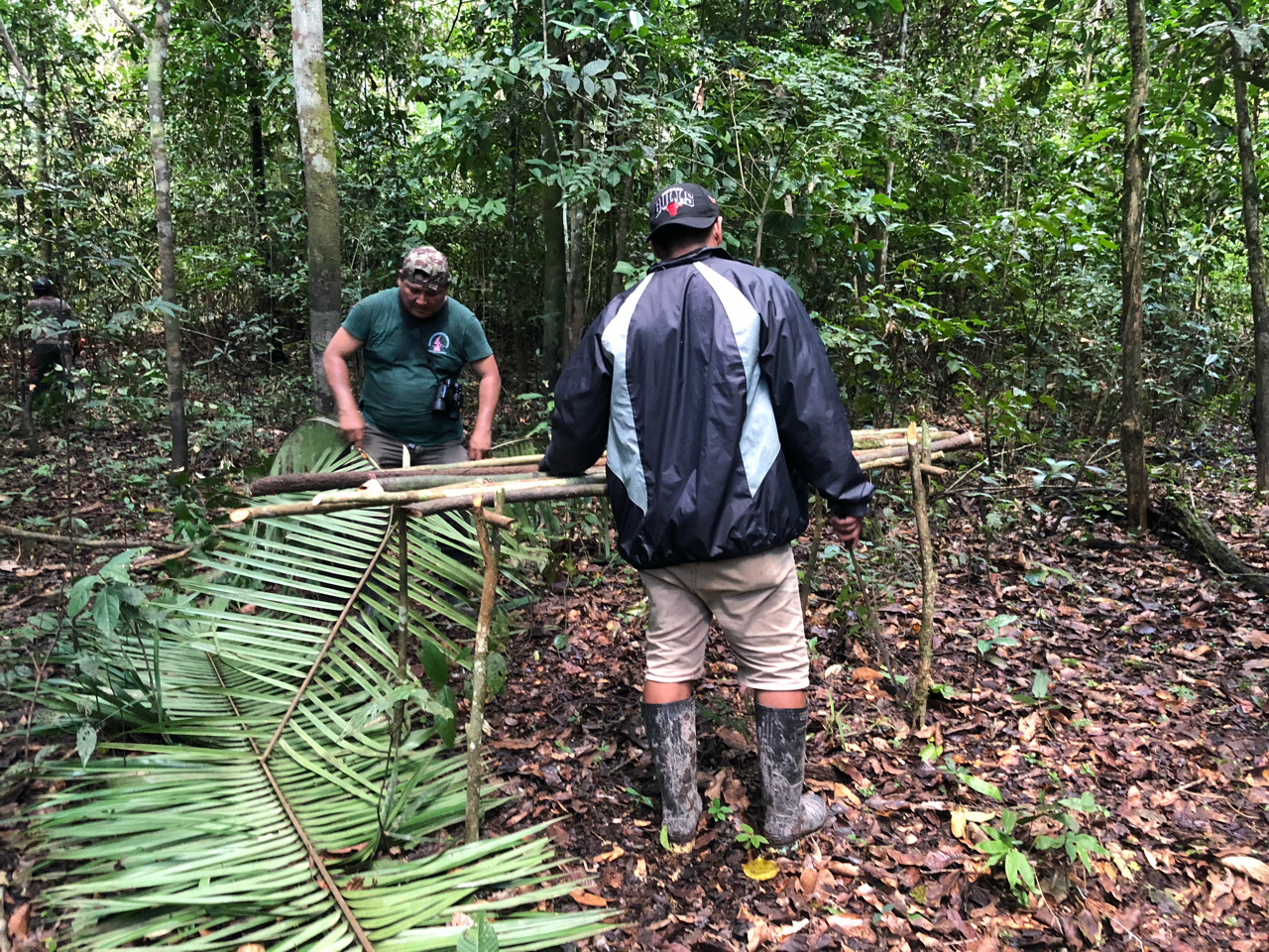 Momento de comer en nuestra primer día de tour por el Amazonas en Perú.