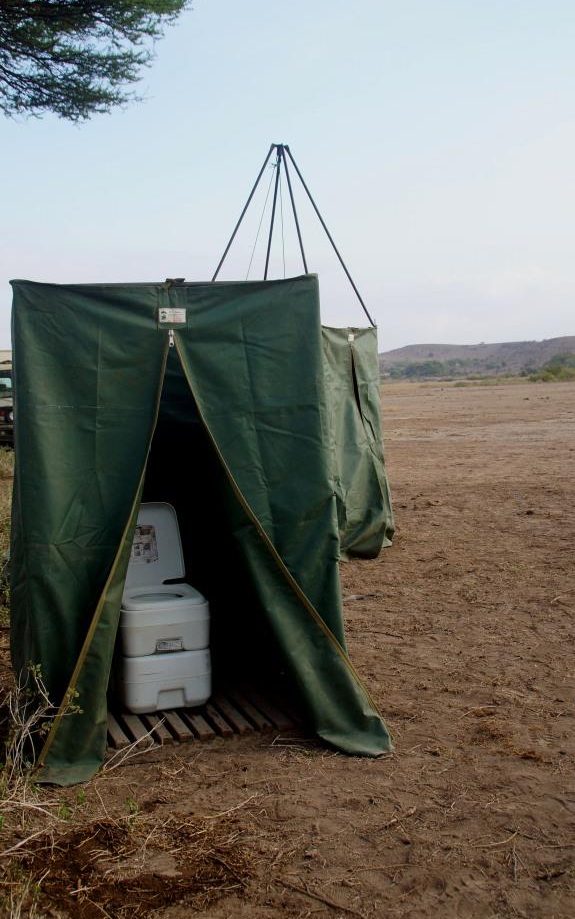 baño en el campamento del safari por Tanzania, en el Serengueti.