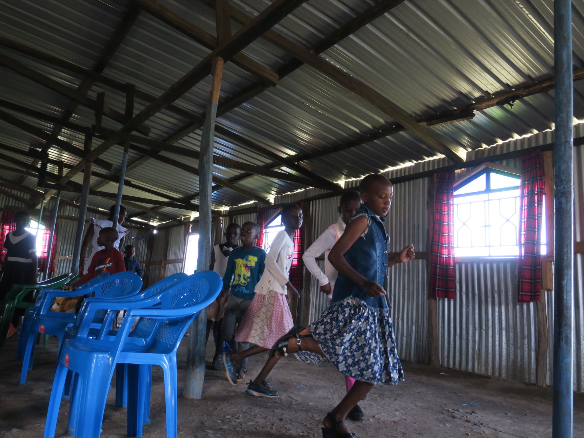niñas   bailando  en una  misa  masái.