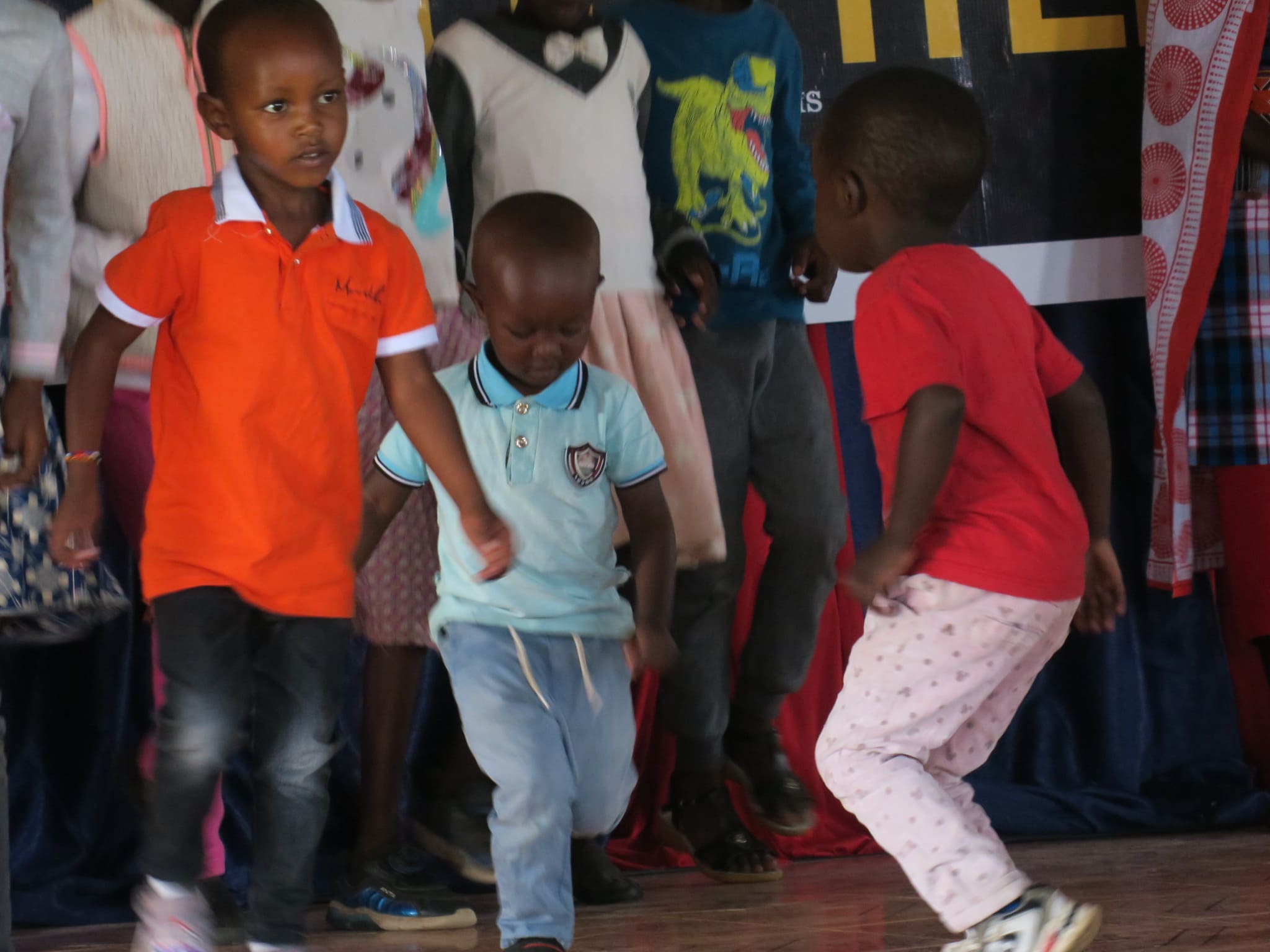 Niños bailando en una misa  masaai.