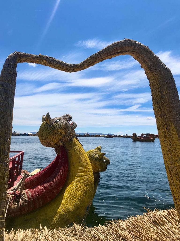 Embarcaciones hechas de totora, tour isla de los Uros