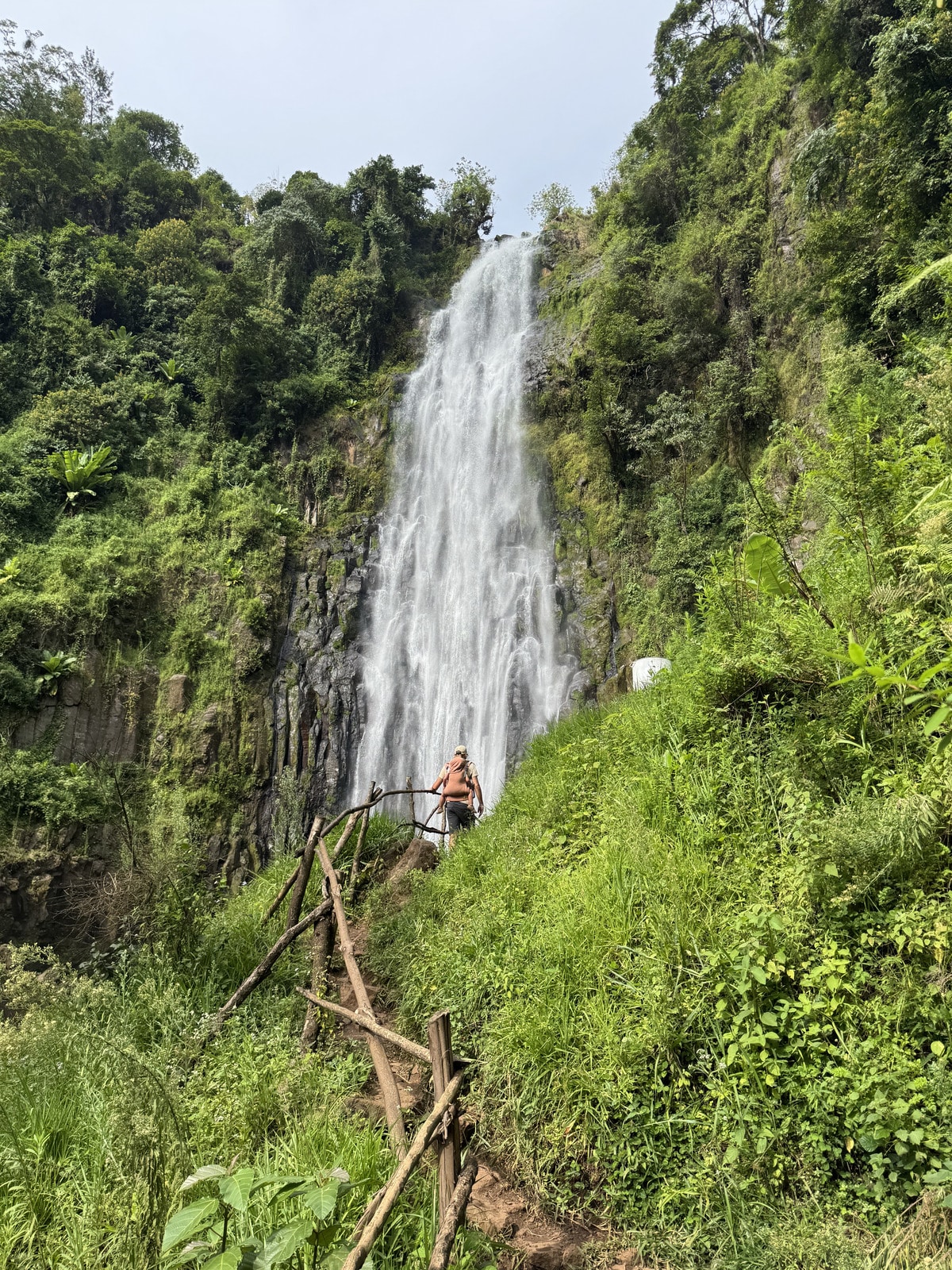Xavi acercandose a las Materuni Falls