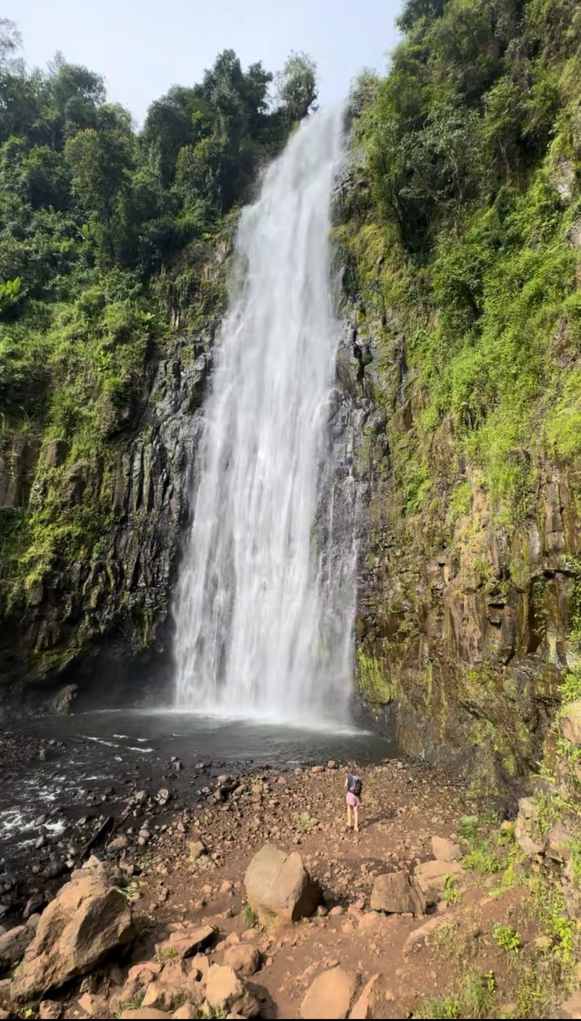 Raquel debajo de las Materuni Falls