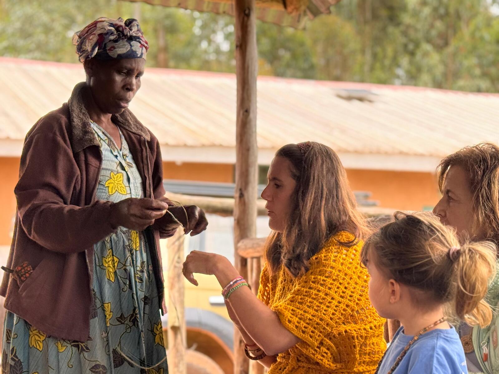 Artesanía en Uganda con mujeres locales.