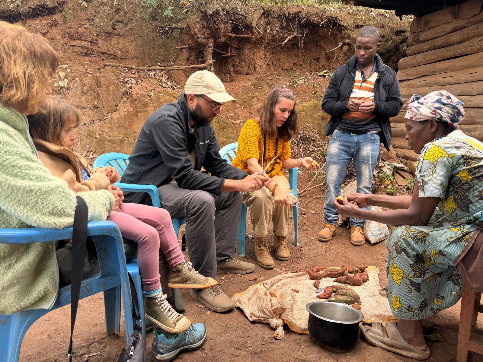 el safari a uganda para ver los gorilas, también permite hacer actividades culturales con comunidades locales. 