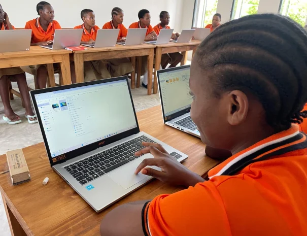 niñas estudiando turismo regenerativo en Zanzibar
