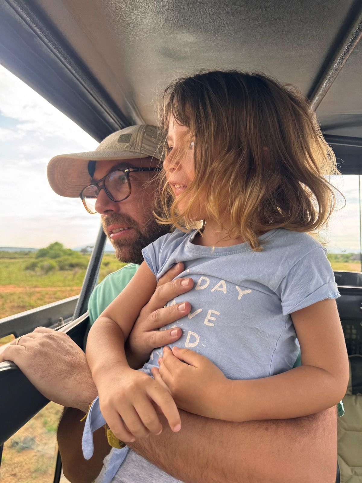 observando animales durante el safari en Samburu
