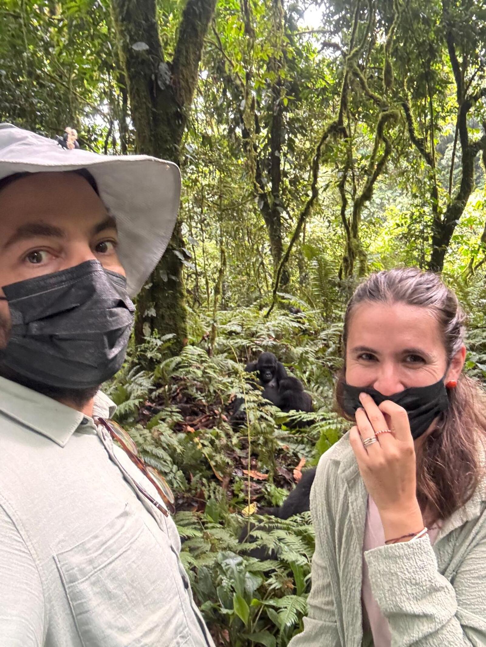 para ver gorilas en uganda necesitas traer una mascarilla para protegerlos de las enfermedades que los humanos podemos transmitir.
